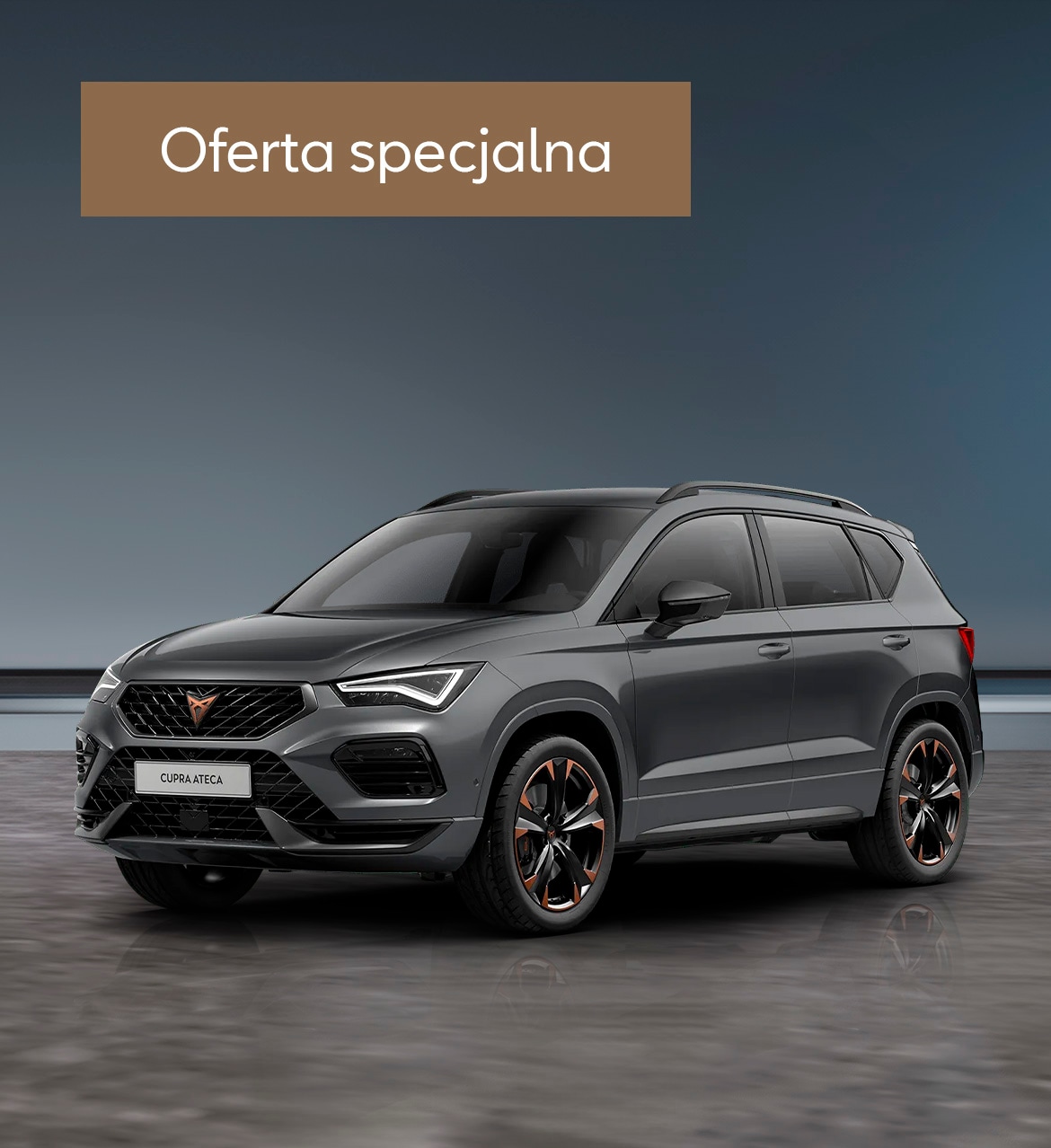 SUV CUPRA Formentor i para ludzi o zachodzie słońca z widokiem na góry.