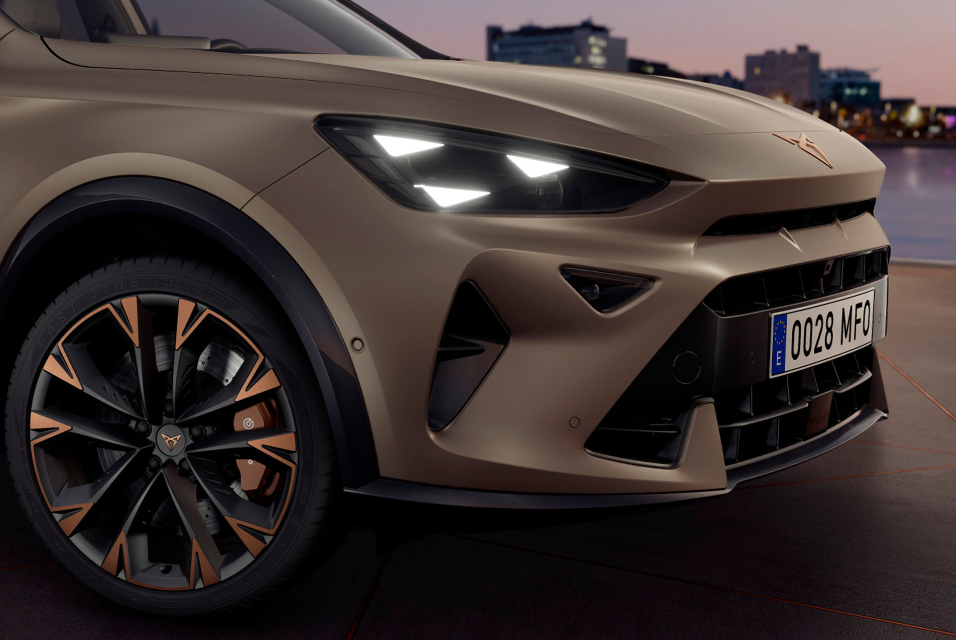 Nowa CUPRA Formentor 2024 w kolorze Century Bronze Matt, felgi z elementami w kolorze miedzi, światła CUPRA Matrix LED, reflektory z charakterystycznym trójkątnym wzorem CUPRA.