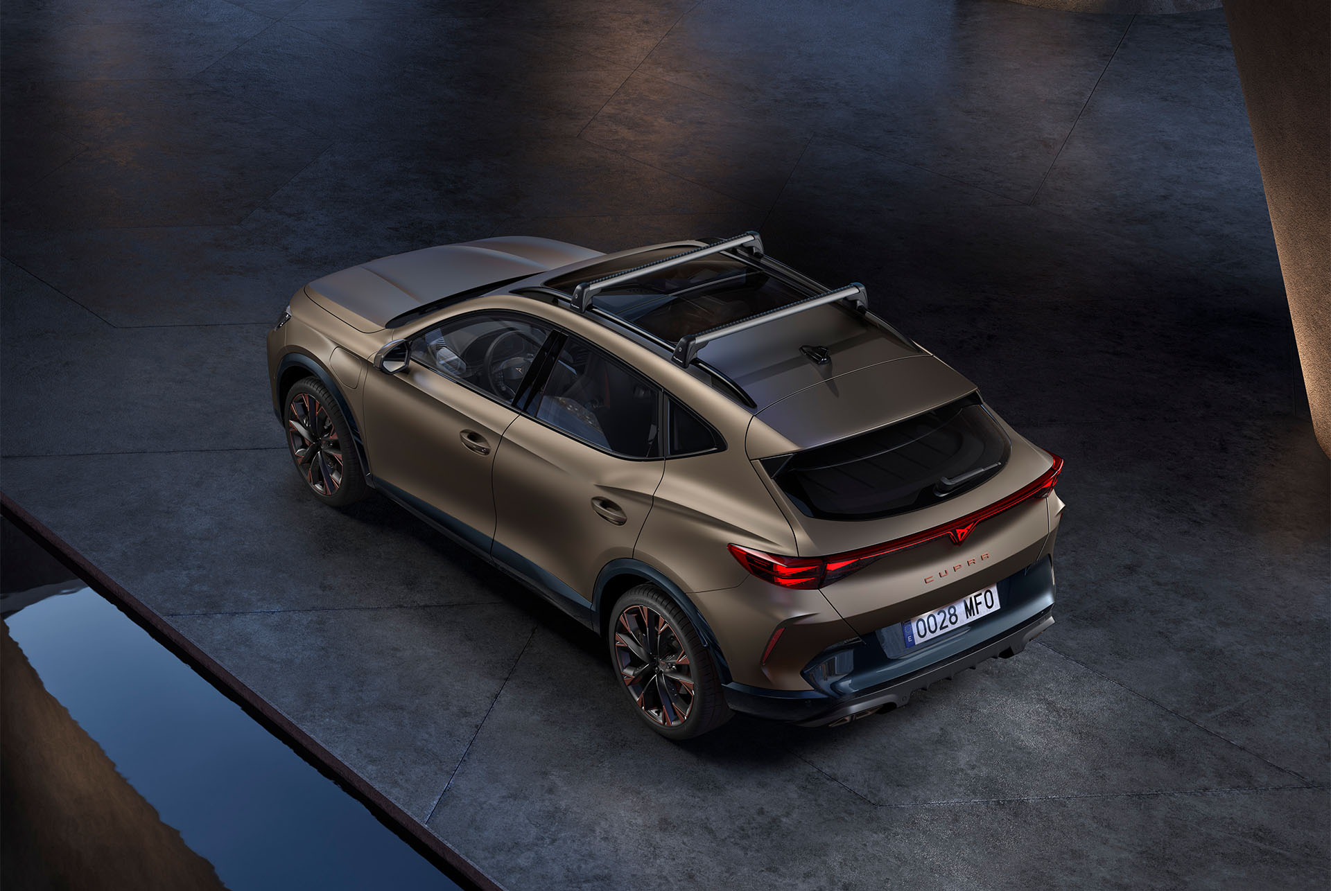 Nowa CUPRA Formentor 2024 w kolorze Century Bronze Matt z relingami dachowymi.