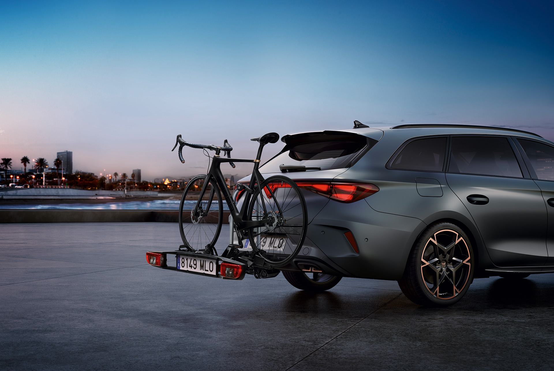 Nowa CUPRA Leon Sportstourer 2025 tylny bagażnik rowerowy THULE