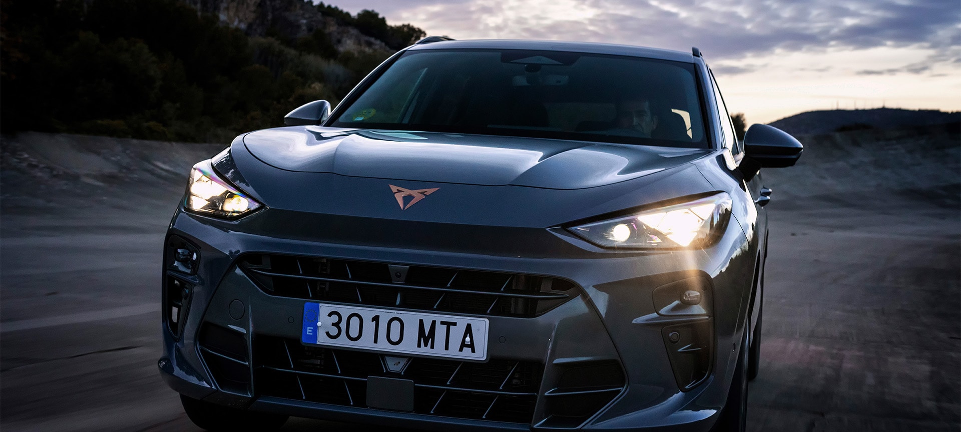 CUPRA Formentor - sportowy crossover coupe na tle górskiego krajobrazu